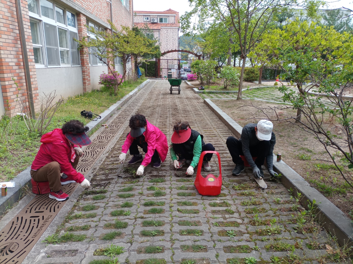 학교청소도우미1.jpg